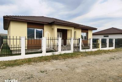 Casă cu 4 camere cu Teren 500 Mp în Micești