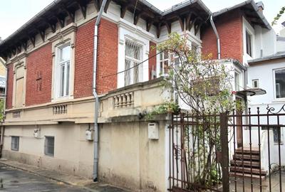 Apartament cu 5 camere decomandat în P-ța Unirii