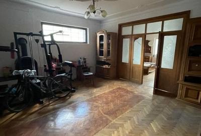 Casă individuală cu 6 camere cu Canalizare în Centrul Istoric - 1