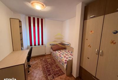 Apartament cu 3 camere decomandat în Republicii
