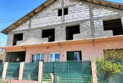 Casă cu 10 camere cu Teren 1999 Mp în Doicești