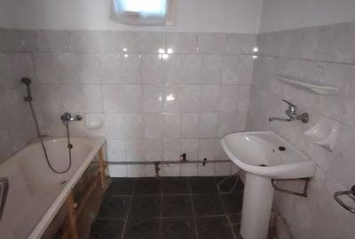 Casă cu 4 camere cu Teren 1716 Mp în Central