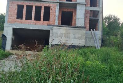 Casă cu 4 camere în Central