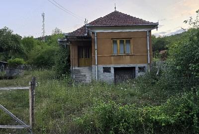 Casă cu 2 camere cu Teren 2563 Mp în Boiu