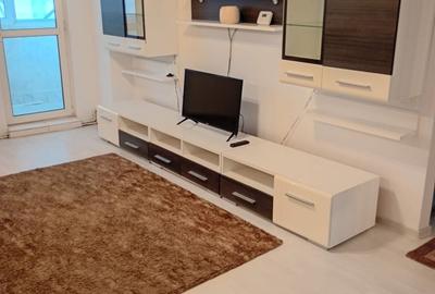 Apartament cu 3 camere semidecomandat în Obor