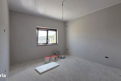 Casă cu 4 camere în Dumbrăvița