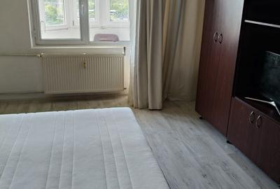 Garsonieră decomandată în Titan