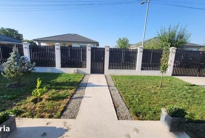 Casă cu 3 camere în Săbăreni