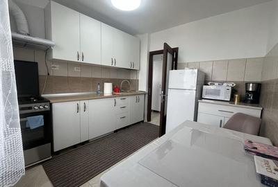Apartament cu 3 camere semidecomandat în Iancului