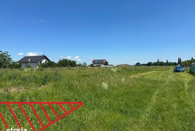 Teren de 700 mp, în Tractorul
