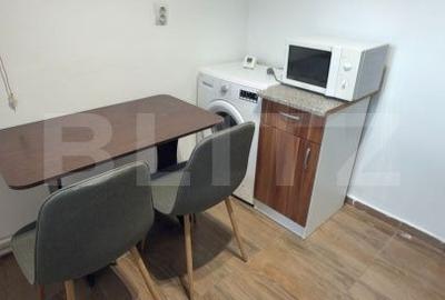 Apartament cu 3 camere semidecomandat în Craiovița Nouă