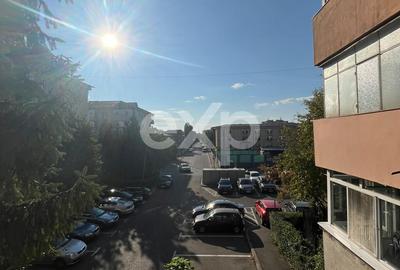 Apartament cu 2 camere semidecomandat, mobilat în Micro 6