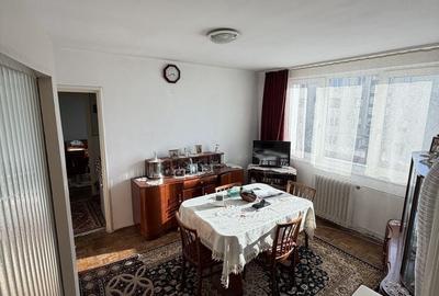 Apartament cu 3 camere semidecomandat în Central
