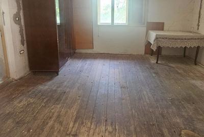 Casă cu 2 camere cu Teren 540 Mp în Livada
