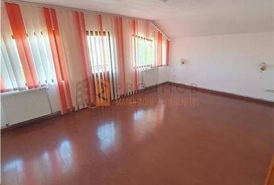 Casă individuală cu 5 camere cu Canalizare în 1 Decembrie - 2