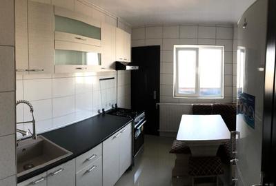 Apartament cu 4 camere decomandat în Tineretului