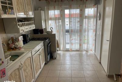 Apartament cu 3 camere decomandat în Carpați 2