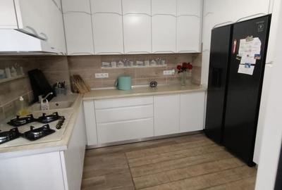 Apartament cu 4 camere decomandat în Micro 17