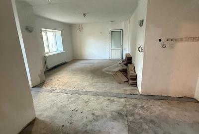 Casă cu 4 camere cu Teren 1100 Mp în Central