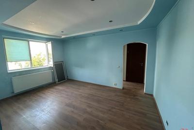 Apartament cu 3 camere semidecomandat în Sud