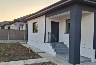 Casă cu 3 camere cu Canalizare în Lumina