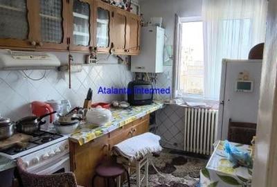 Apartament cu 3 camere, mobilat în CET - 5