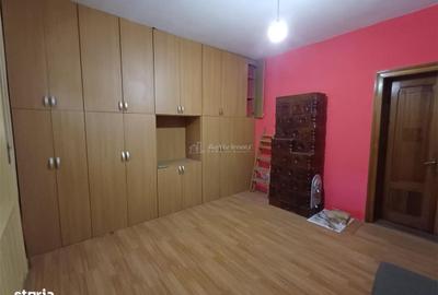 Casă cu 4 camere în Moldova Veche