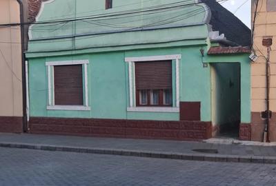 Casă cu 5 camere cu Teren 400 Mp în Central