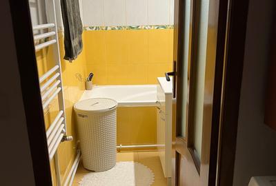 Apartament cu 3 camere semidecomandat în Micro 3