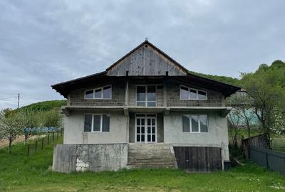 Casă cu 4 camere în Bologa