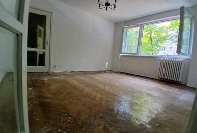 Apartament cu 3 camere semidecomandat în Obor