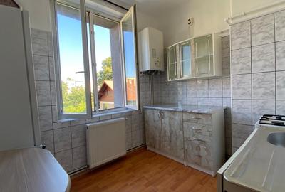 Apartament cu 2 camere decomandat în Tractorul