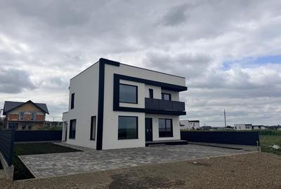 Casă cu 3 camere în Ipotești
