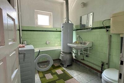 Casă cu 4 camere în Pietroasa