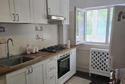 Apartament cu 2 camere semidecomandat, mobilat în Romană