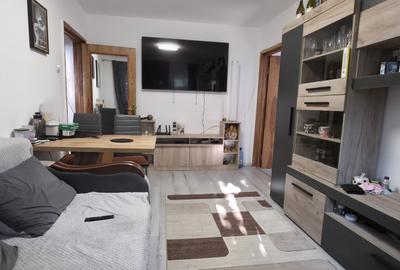 Apartament cu 2 camere semidecomandat în Girocului
