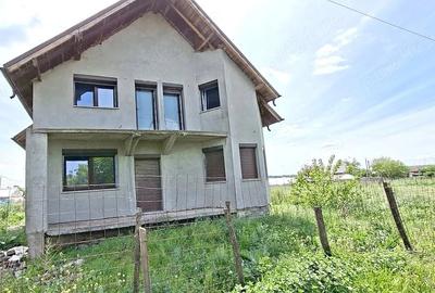 Casă cu 5 camere cu Teren 2426 Mp în Matca - 1