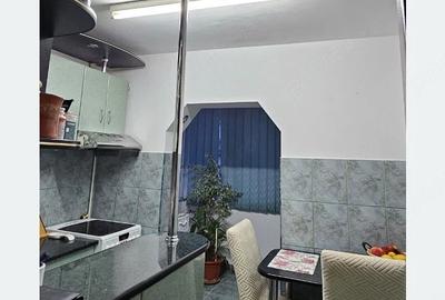 Apartament cu 3 camere decomandat în Alfa
