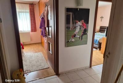 Apartament cu 3 camere decomandat în Drumul Sării