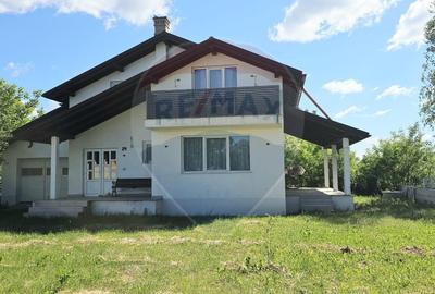 Casă cu 3 camere cu Teren 878 Mp în Central - 1
