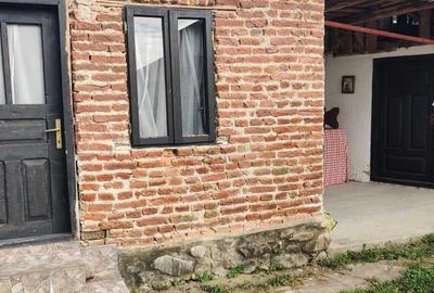 Casă cu 2 camere în Arcani