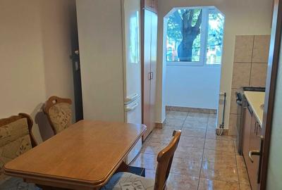 Apartament cu 3 camere decomandat în Florești