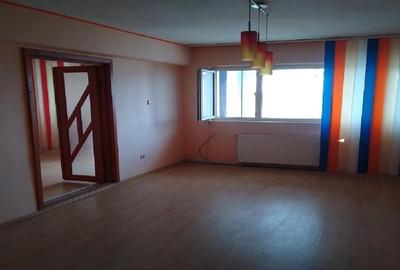 Apartament cu 3 camere decomandat în Micro 3