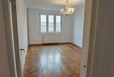Apartament cu 3 camere decomandat în Astra