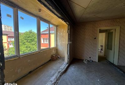 Apartament cu 3 camere semidecomandat în Central