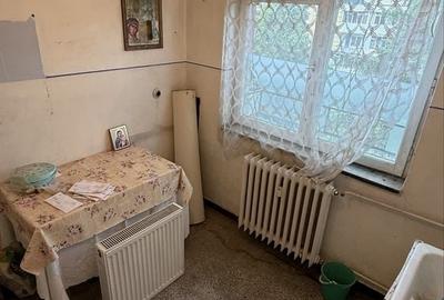 Apartament cu 3 camere semidecomandat în Precista