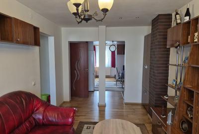 Apartament cu 3 camere decomandat în Liliacului