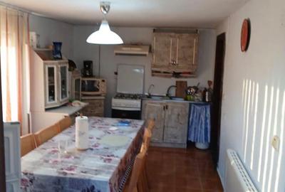 Casă cu 4 camere în Argetoaia - 2