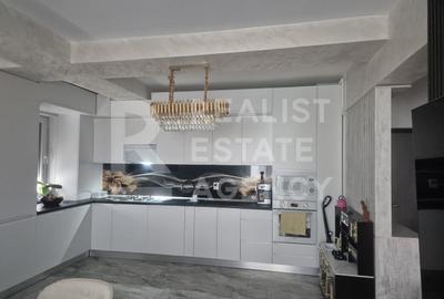 Apartament cu 3 camere, mobilat în Roșu