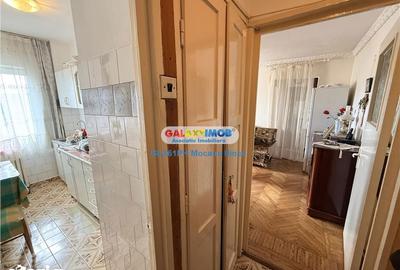 Apartament cu 3 camere semidecomandat, mobilat în Vest